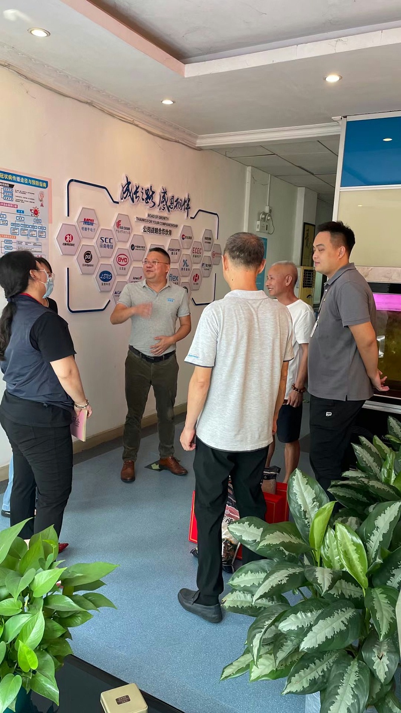 嶂背社區(qū)黨委到金泰瀛公司參加八一座談會